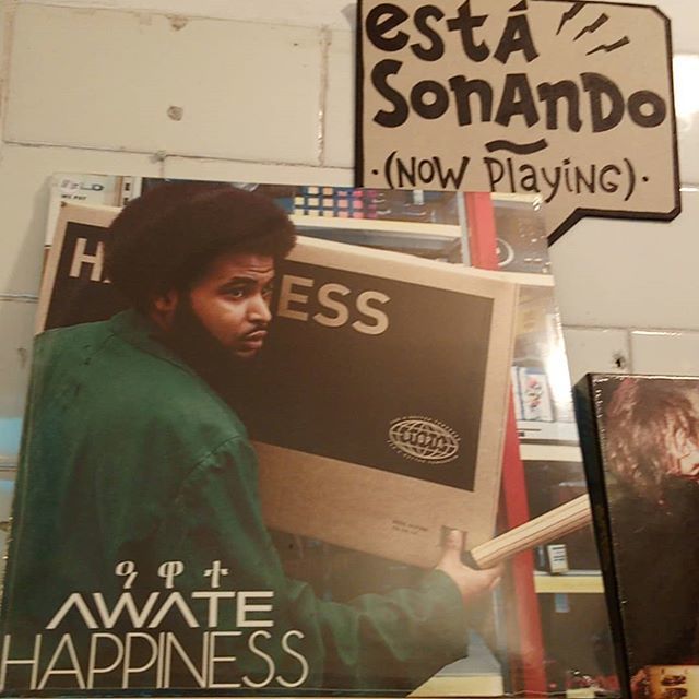 laintegral25's tweet image. Un poco de ruap para animar el viernes.
El debut de Awate se llama "Happiness", y tiene unos ramalazos J Dillescos en algunos temas muy gustosos gracias a Turkish, productor el disco.

#Awate #rap #Turkish #vinilo #vinyl #vinylporn #tiendadediscosmadrid … ift.tt/2udT22J