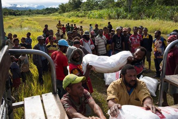 unicef_es's tweet photo. Es un gran reto distribuir los suministros humanitarios a los niños y las familias en aldeas remotas y aisladas afectadas por el terremoto en Papúa Nueva Guinea. Pero nada nos detiene. Donde hay un niño que nos necesita, ahí estamos para ellos 💪💪💪 https://t.co/JfRpxUwJpd