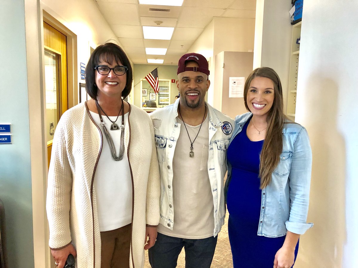 1JeremyAnderson's tweet photo. S/O to the amazing staff at Houck Middle School!!! Thanks for having me, let’s do it again! #NextLevelStudents #JeremyAnderson #iSpeakLife https://t.co/bxWNfDvpJj