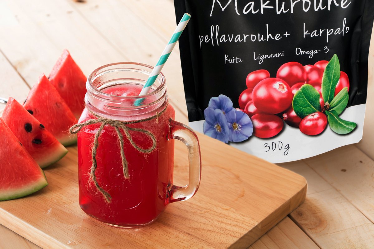 ElixiOil's tweet photo. Vesimelonista valmistuu raikas ja vähäkalorinen smoothie, joka nesteyttää kroppaasi. Makurouhe Karpalo antaa kuitua ja hyviä omega-3-rasvahappoja ja lisää smoothien suutuntumaa mukavasti. 🍉
 Lue ohje: https://t.co/muIGAT1aSN #smoothie #elixi #karpalo #makurouhe #resepti https://t.co/K397chYGhT