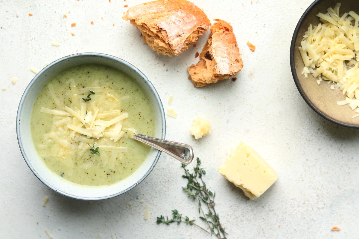 I love making my own soups and this delicious sounding cauliflower and broccoli soup from @thelastfoodblog sounds amazing. bit.ly/2Hdfzyc #veggiemonth <a href="/souprecipes/">Brent</a>