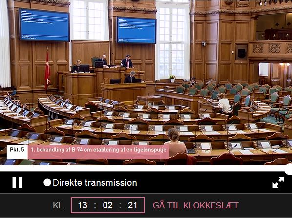 bupldk's tweet image. Så er det nu: "Det er et samfundsmæssigt ansvar at sikre, at den unge pige, der i dag træder ud på det danske arbejdsmarked, ikke også går på pension uden at opleve, at kvinder i gennemsnit kan tjene det samme som mænd" #dkpol #ligestilling #ligeløn bupl.dk/nyhed/opgoer-m…