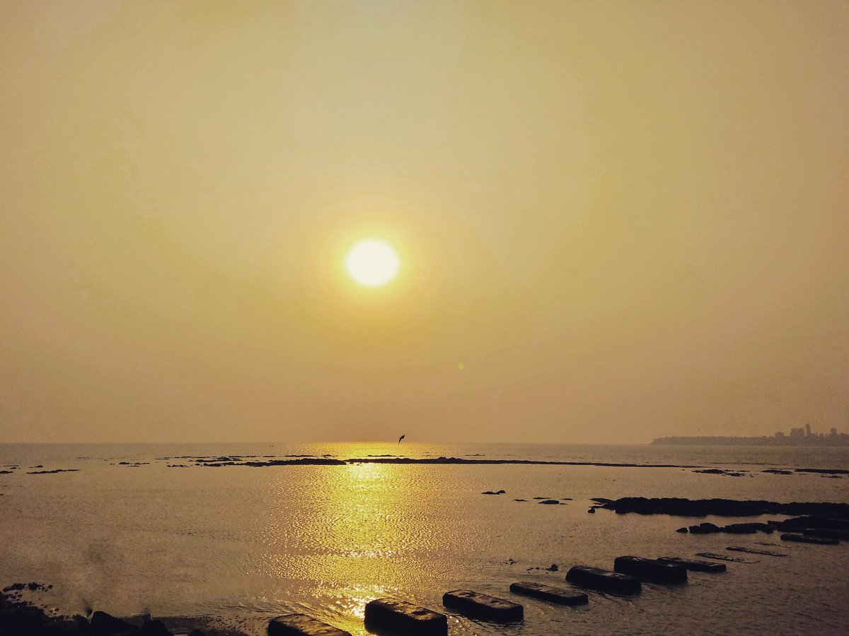#mumbai #india #sea #travel #sunset  #wanderlust #vacation #adventure #view #travelphotgraphy #roadtrip #traveler #worldplaces #wonderfulglobe #lovetotravel #traveldiary #simplyadventure #solotravel #beautifuldestinations #marinedrive #calm #peace #chillscenes #scenery #yellow