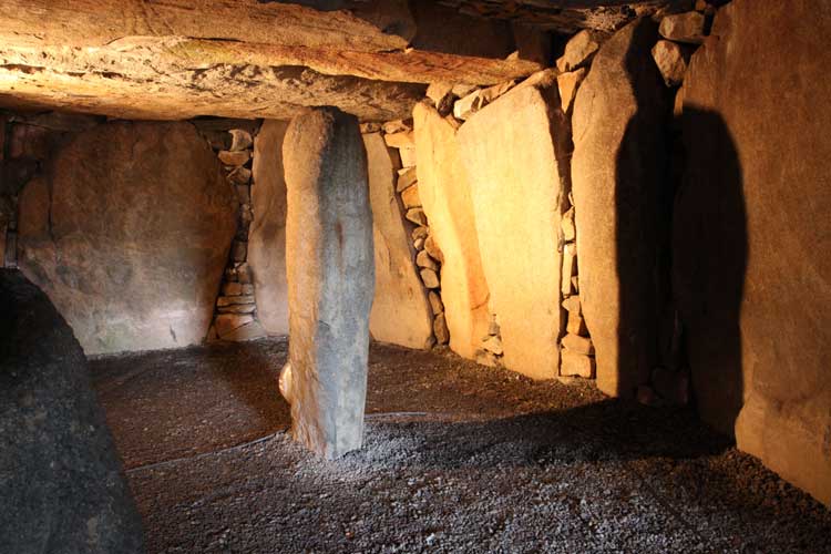 Dr Ffion Reynolds (@caws_llyffant) on Twitter photo @swithstones <a href="/Museum_Cardiff/">Amgueddfa Caerdydd</a> <a href="/MichaelBott/">Michael Bott</a> There is a similar central stone pillar inside the chamber of Le Déhus passage tomb in Guernsey - also investigated by Lukis 👍 @swithstones <a href="/Museum_Cardiff/">Amgueddfa Caerdydd</a> <a href="/MichaelBott/">Michael Bott</a> There is a similar central stone pillar inside the chamber of Le Déhus passage tomb in Guernsey - also investigated by Lukis 👍