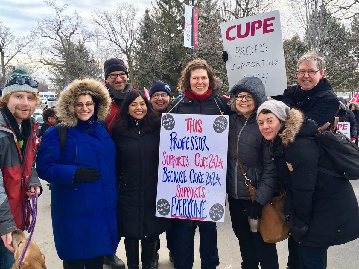 CUPE2424's tweet image. Day 15: Morning picket line. “This professor supports CUPE 2424 because CUPE 2424 supports everyone.” #WeAreCarleton #BetterTogether #carletonstrike #cupe2424