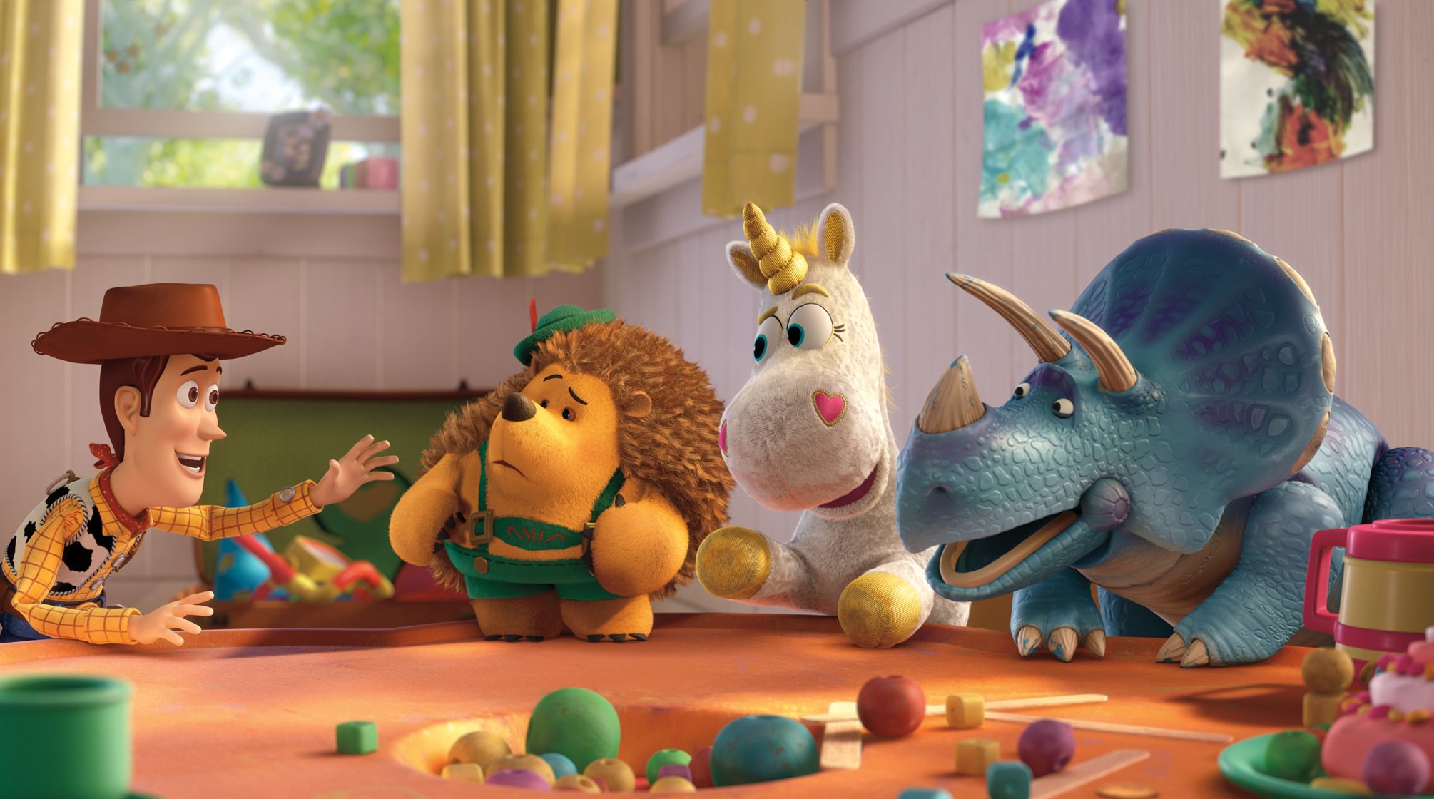 ディズニー スタジオ ボニーの部屋でウッディが出合った新しい仲間たち ミスター プリックルパンツ 芝居好きなハリネズミ バターカップ 新入りに優しいユニコーン トリクシー ちょっぴり寂しがりやな恐竜 皆演技上手 トイ