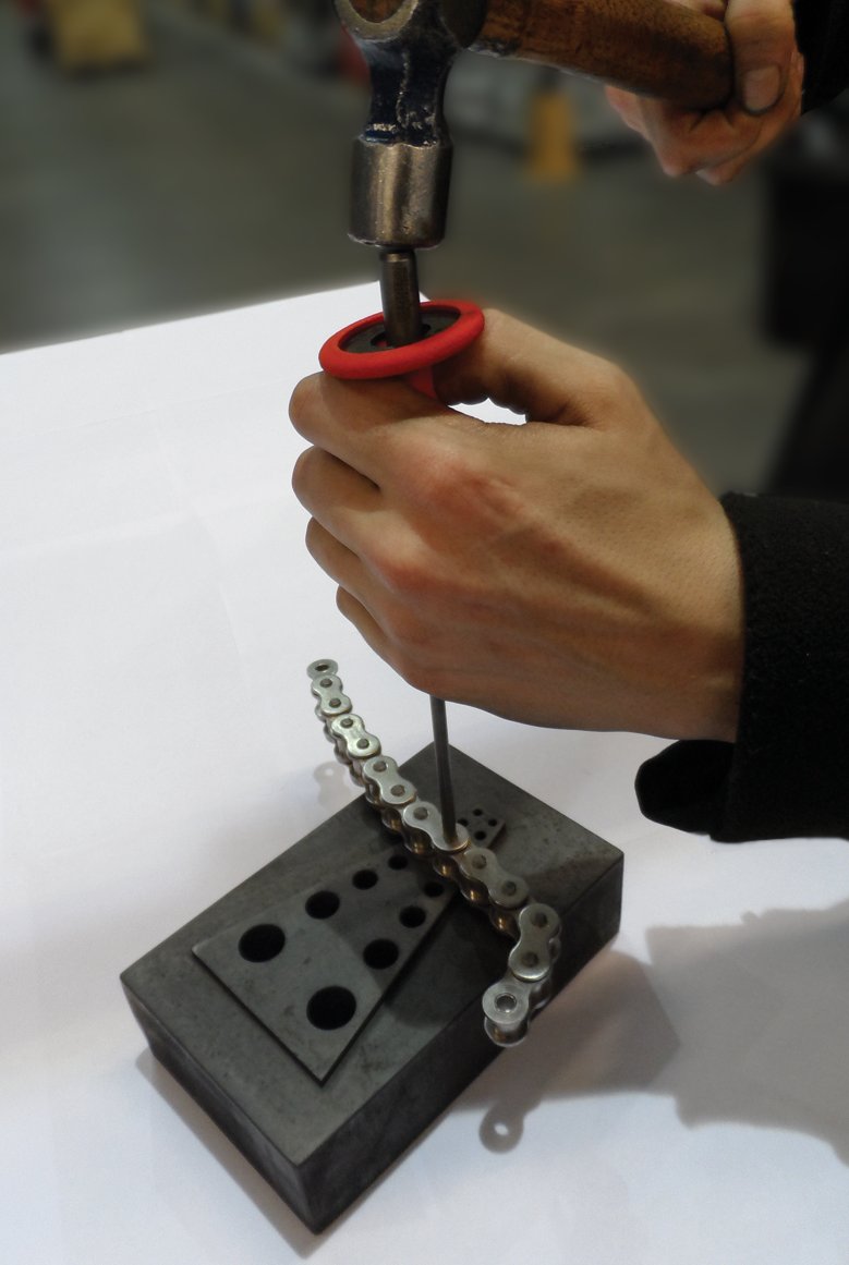DonghuaUK's tweet photo. The @DonghuaUK Chain Cutting Block is unbelievably easy to use. See for yourself at: https://t.co/EsiU1bwu3X Ordering is easy too call: 01902 866200 or email us at: sales@donghua.co.uk #DonghuaChain #CuttingBlock #MakeACleanBreak https://t.co/ndfphBS3qd