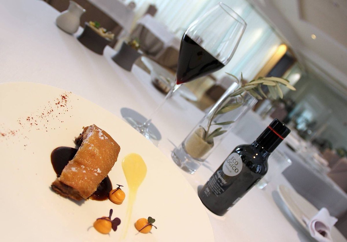 De la mar, corvina asada con gazpachuelo de calabaza y emulsionado en #Aove Frantoio y de las dehesas, cochinillo confitado en Aove Hojiblanco, vainilla y boniato asado. Son los platos principales de nuestras Jornadas <a href="/GastroUbeda/">Gastro Renacimiento</a> con @AceiteMelgarejo.
#Alicún #Úbeda #Gastronomía