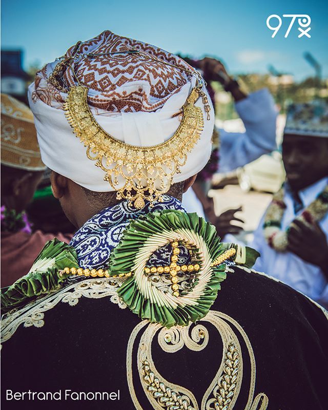 Agence97px's tweet photo. Tenue traditionnelle du marié lors du grand mariage (Manzaraka) #mayotte #wedding #photooftheday #culture #life #photography #photographer #inspiration#pictureoftheday #instagood #travel #agence #97px
https://t.co/FHBOU6OA9g https://t.co/ijmTFWo9lW