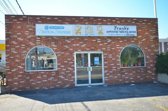 brianamen's tweet photo. #PriceDrop on this commercial property located just off I95 in #NorwalkCT. Assigned parking in front, more in back. Walking distance from East Norwalk train station. Ready for immediate occupancy. https://t.co/pvOwbLgD72  #commercialrealestate #CTRealEstate #NewPrice https://t.co/qPZHcePfPS