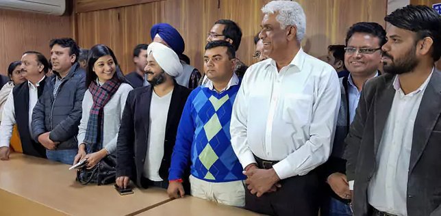 news24tvchannel's tweet photo. 'आप' के 20 विधायकों को कोर्ट से राहत, जानें कब-कब क्या हुआ
#aap #20mla #delhihighcourt
https://t.co/1hsgYAw6Bt
@AamAadmiParty @AapKaGopalRai @DaaruBaazMehta https://t.co/i8X6EVcjfc