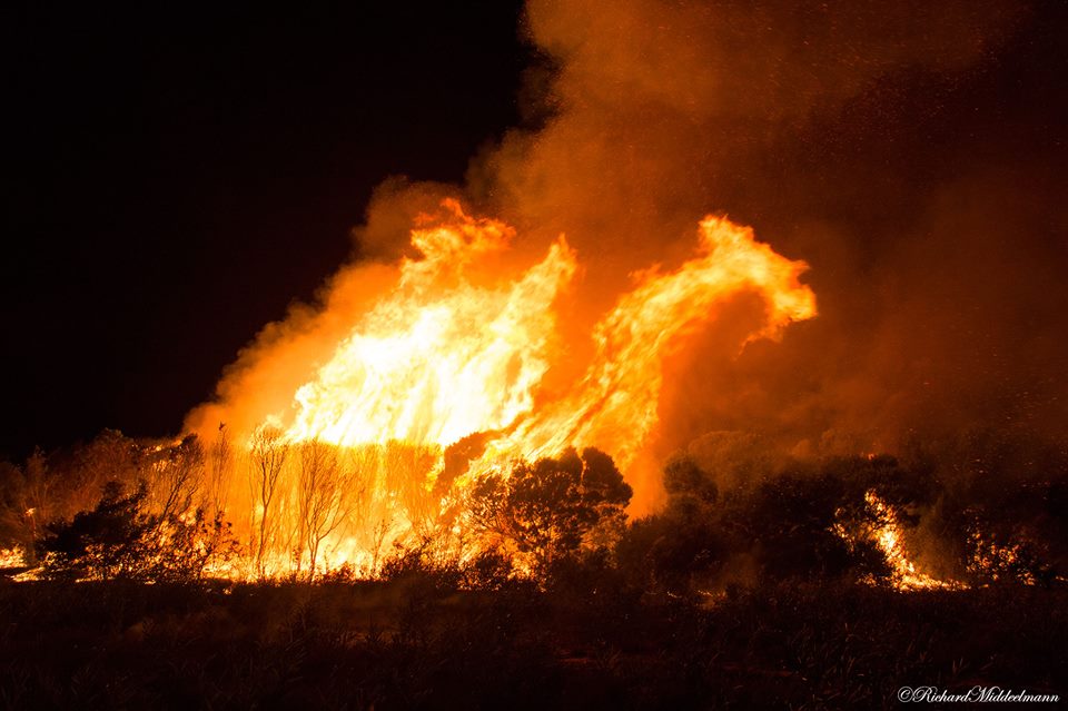 vwsfires's tweet photo. #FireFotoFriday A few snaps by Richard Middelmann of the #FisherhavenFire in the @OverbergFPA area. This #wildfire is still ongoing at the moment. https://t.co/xw6RFItH34