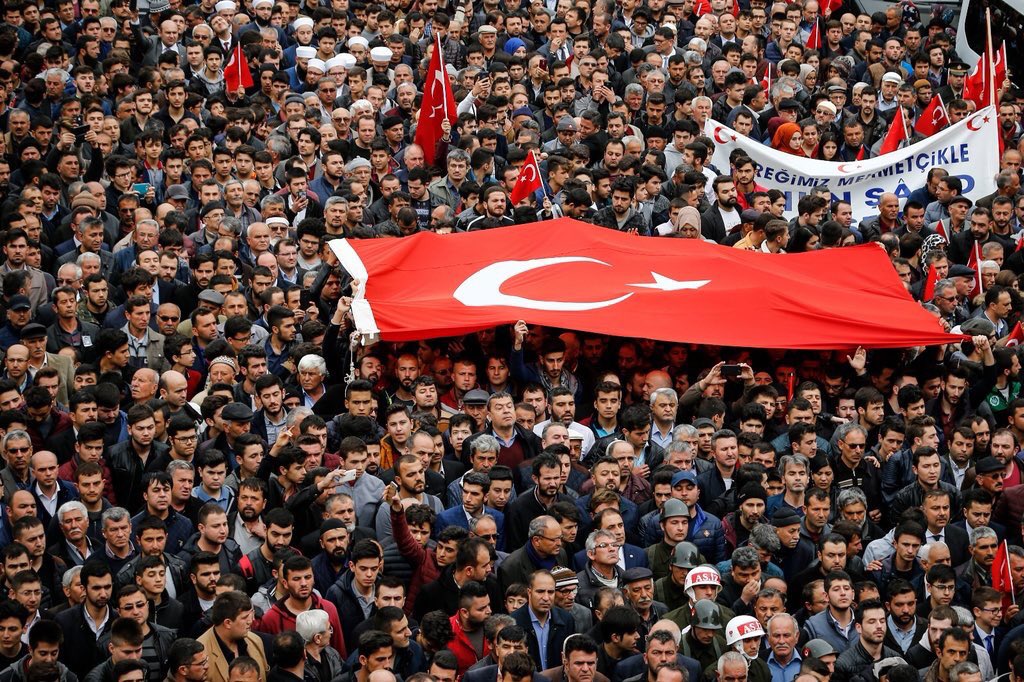 Afrin'de milletimizin bekâsı için şehit olan 1996 Antalya doğumlu Muhittin Talha Çalışkan kardeşimizi Bucak'ta toprağa verdik. Allah (c.c) mekanını cennet, derecesini âli, yakınlarını şefaatine nail eylesin...