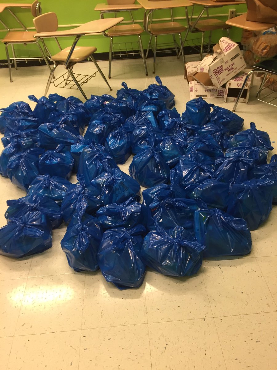 NYPD113Pct's tweet photo. Again, we need to Thank our #Communitypartners for always
lending a helping hand.👏 Nypd Clergy Rev.Armstead & @blackforest162 group Mr.Martin.
Donated bags of food to distribute to our seniors last night.
#NYPDconnecting
#CommPolicingworks❤
@NYPDCommAffairs @warmstead https://t.co/P7I6aFJxKw