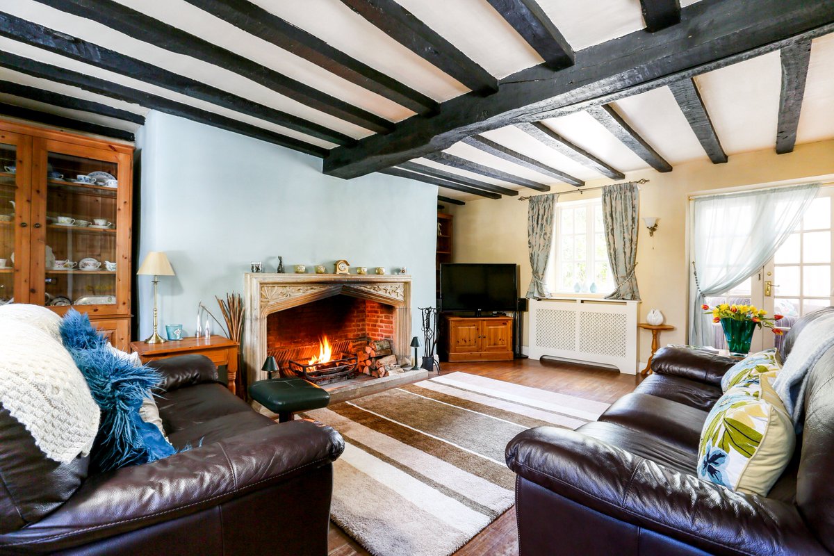 Attractive & substantial thatched house with well presented & versatile accommodation #houseforsale #burbage #villageliving #timeforwiltshire #character #periodstyle Call 01672 516256 for more information. hamptons.co.uk/buy/property/5…