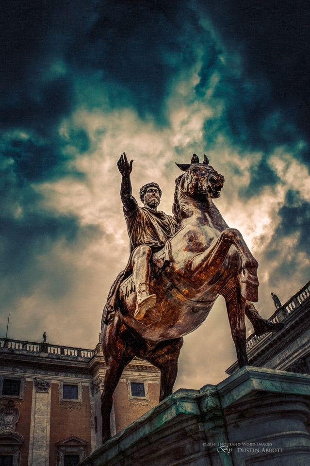 MarcusAurelius Roma Meydanı’nda yürürken arkasında bir uşak olurmuş.

Uşağın tek işi, insanlar Aurelius’a şükranlarını sunduğunda Marcus’un kulağına 

“SEN SADECE İNSANSIN” 

diye fısıldamakmış.
“Sen sadece insansın”

Etten, kemikten, ruhtan,duygudan, düşünceden, histen oluşan.
