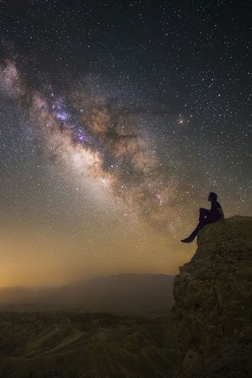 هذه الدنيا سماء انت فيها القمرُ .. 
#جمعه_مباركة