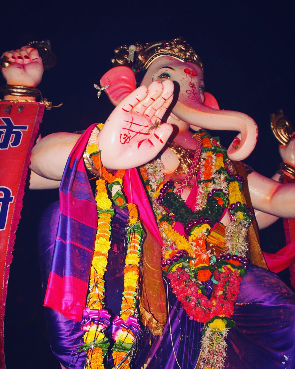 MumbaichaYuvraj's tweet photo. (India's first Ganesh Murti which rotates in 360 degree angle at one place).
.
#Crazy_Boy_Mitra_Mandal #Malvanicha_Yuvraj #Aapla #Mumbaicha_Yuvraj #GaneshChaturthi #Ganpati #Bappa #Morya #Mumbai  #festival #India #vsco 🎊🎉🎆🎇😘😍 https://t.co/yii0orMzg0