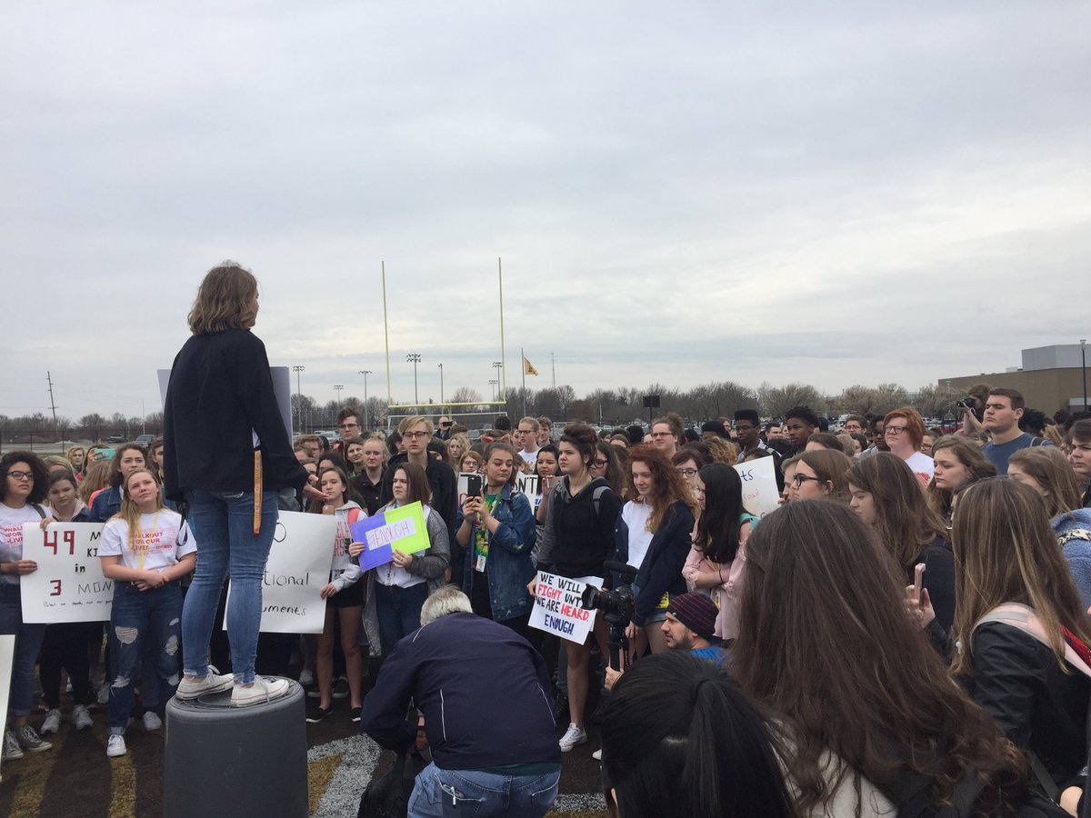 CRileySBJ's tweet image. Way more than 90 students gather for the @KickapooWalkout #sgfwalkoutforourlives