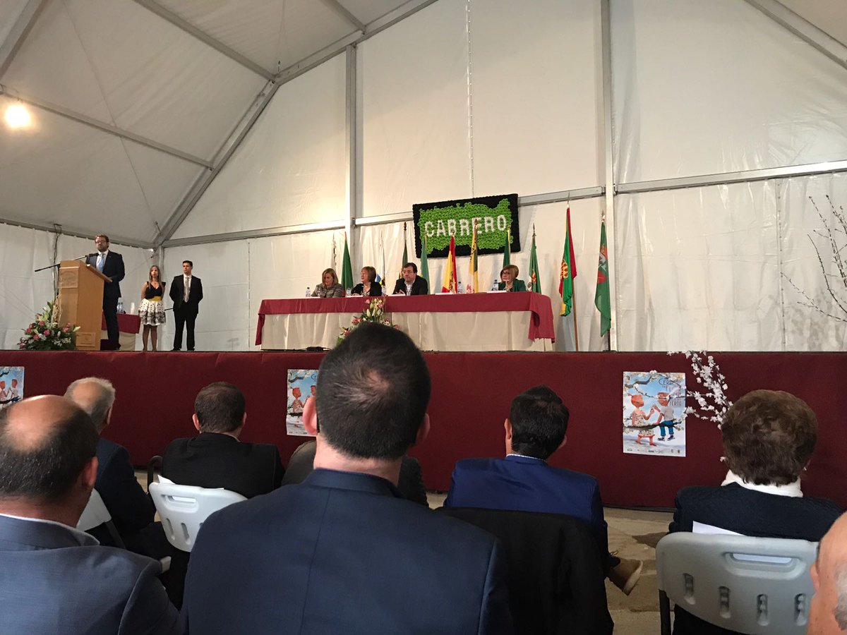 ¡Hoy se ha inaugurado la Fiesta de Interés Turístico Nacional del Cerezo en Flor! Además se ha hecho entrega de los premios #CerezaDeOro a la <a href="/DiputacionCC/">DiputacionCC</a>, que lo ha recogido su presidenta @chromangordo, y a la Doctora Delicias Muñoz García. ¡Felicidades a los premiados!