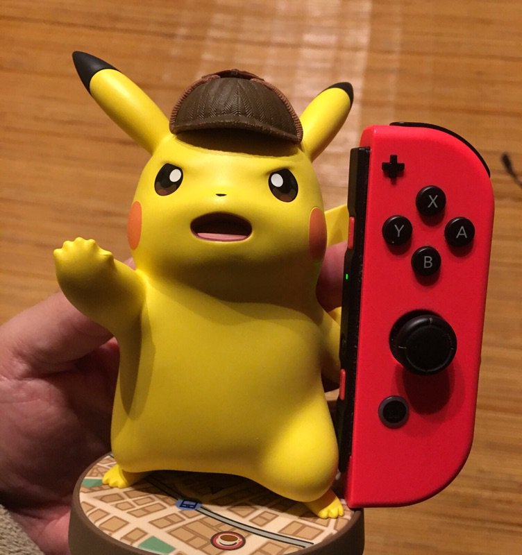 くまねこ Auf Twitter 名探偵ピカチュウamiibo Joyコンとのサイズ比較 玄関とかに置いてても違和感ない存在感 Amiiboおじさん