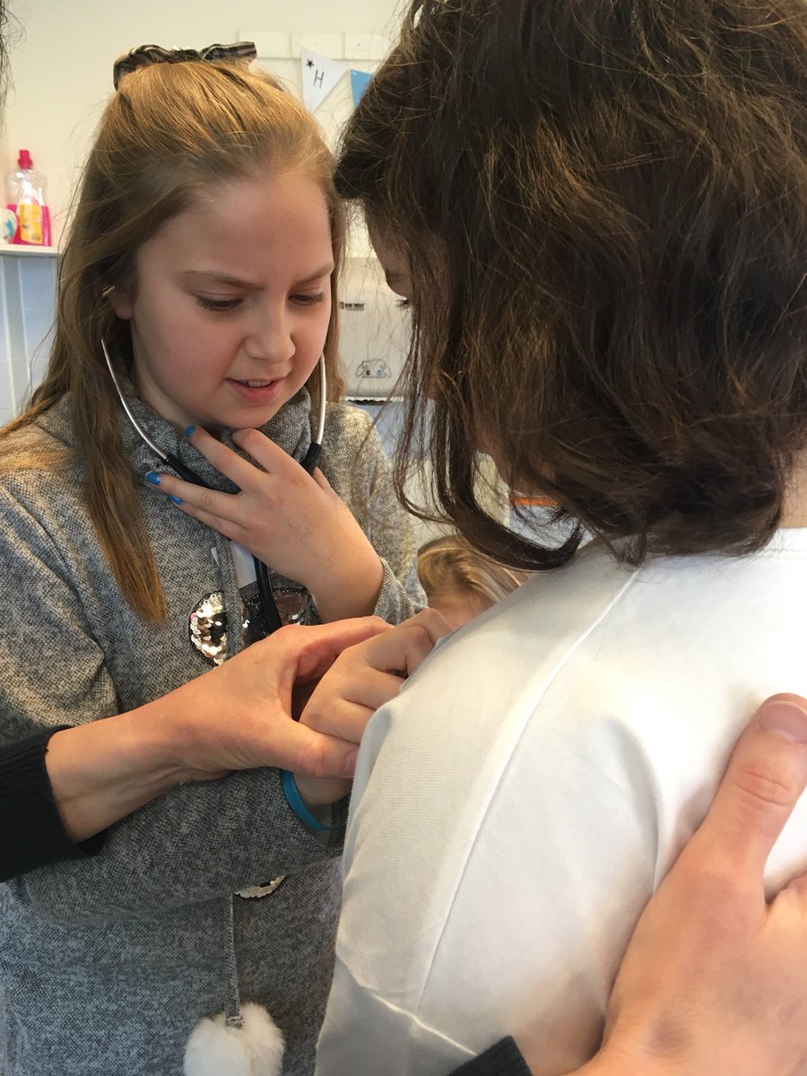 obscaleidoscoop's tweet photo. De groepen 7&8 zijn deze week begonnen met een nieuw thema van IMC,geneeskunde! Ze hebben o.a. Geleerd om te prikken (op een sinaasappel), EHBO, verband aanleggen, reanimeren en verloskunde. #EHBO #IMCbasis #AMC #artsenindedop https://t.co/sACwiBbioi