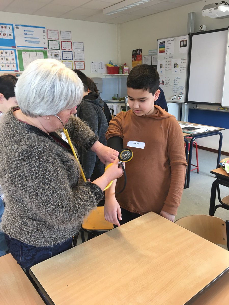 obscaleidoscoop's tweet photo. De groepen 7&8 zijn deze week begonnen met een nieuw thema van IMC,geneeskunde! Ze hebben o.a. Geleerd om te prikken (op een sinaasappel), EHBO, verband aanleggen, reanimeren en verloskunde. #EHBO #IMCbasis #AMC #artsenindedop https://t.co/sACwiBbioi