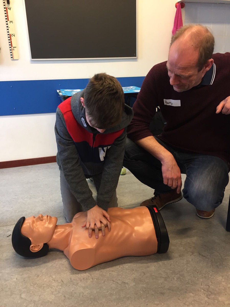 obscaleidoscoop's tweet photo. De groepen 7&8 zijn deze week begonnen met een nieuw thema van IMC,geneeskunde! Ze hebben o.a. Geleerd om te prikken (op een sinaasappel), EHBO, verband aanleggen, reanimeren en verloskunde. #EHBO #IMCbasis #AMC #artsenindedop https://t.co/sACwiBbioi