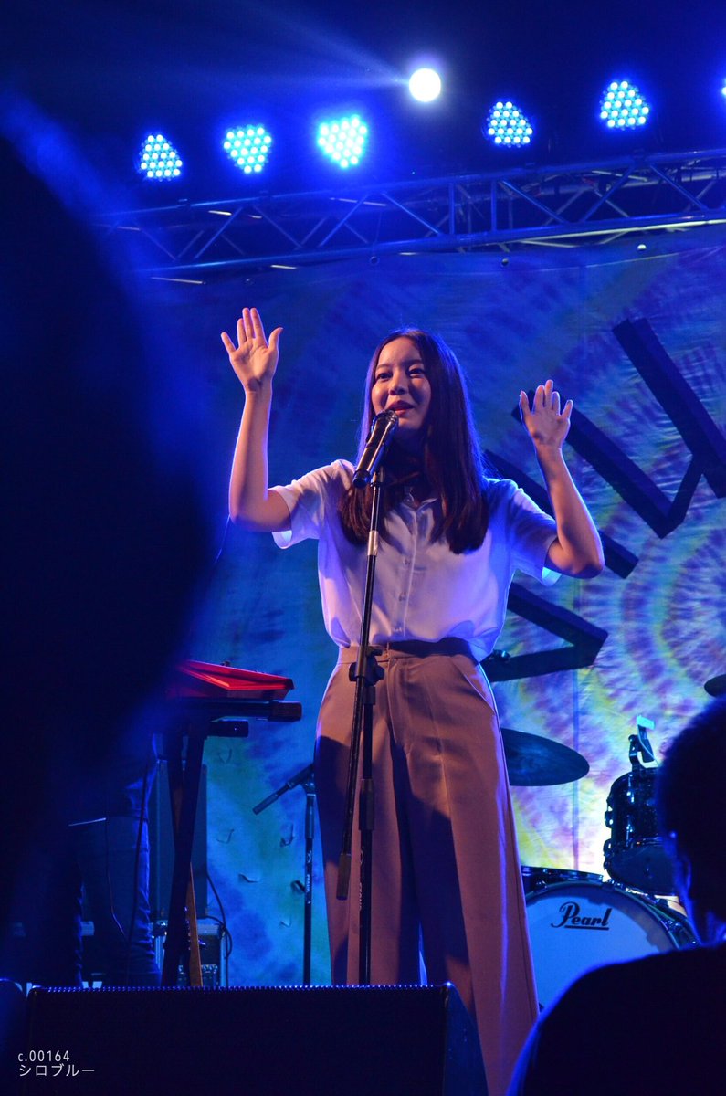 シロブルー tweet media