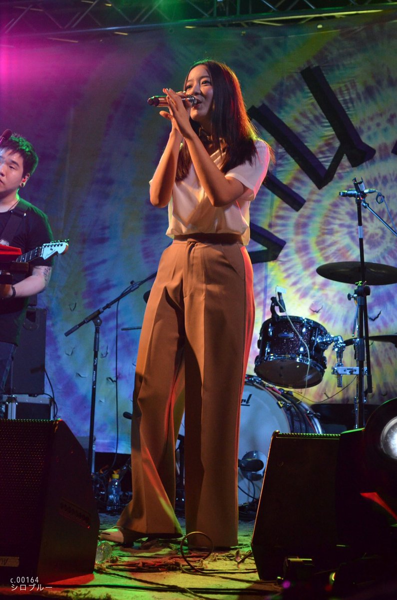 シロブルー tweet media