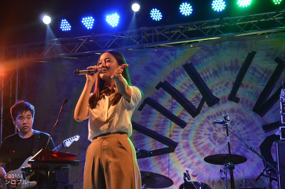 シロブルー tweet media