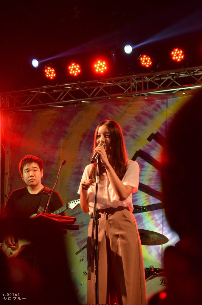 シロブルー tweet media