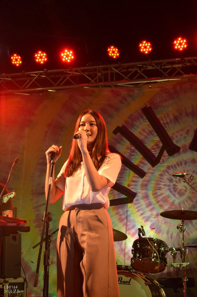 シロブルー tweet media