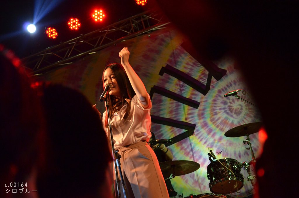 シロブルー tweet media