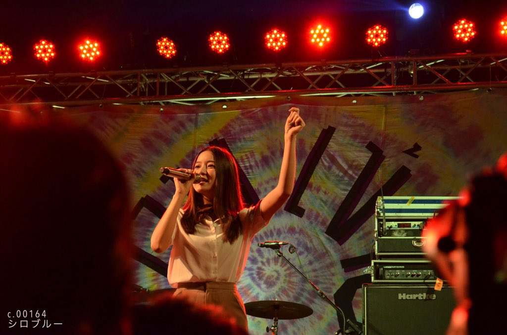 シロブルー tweet media