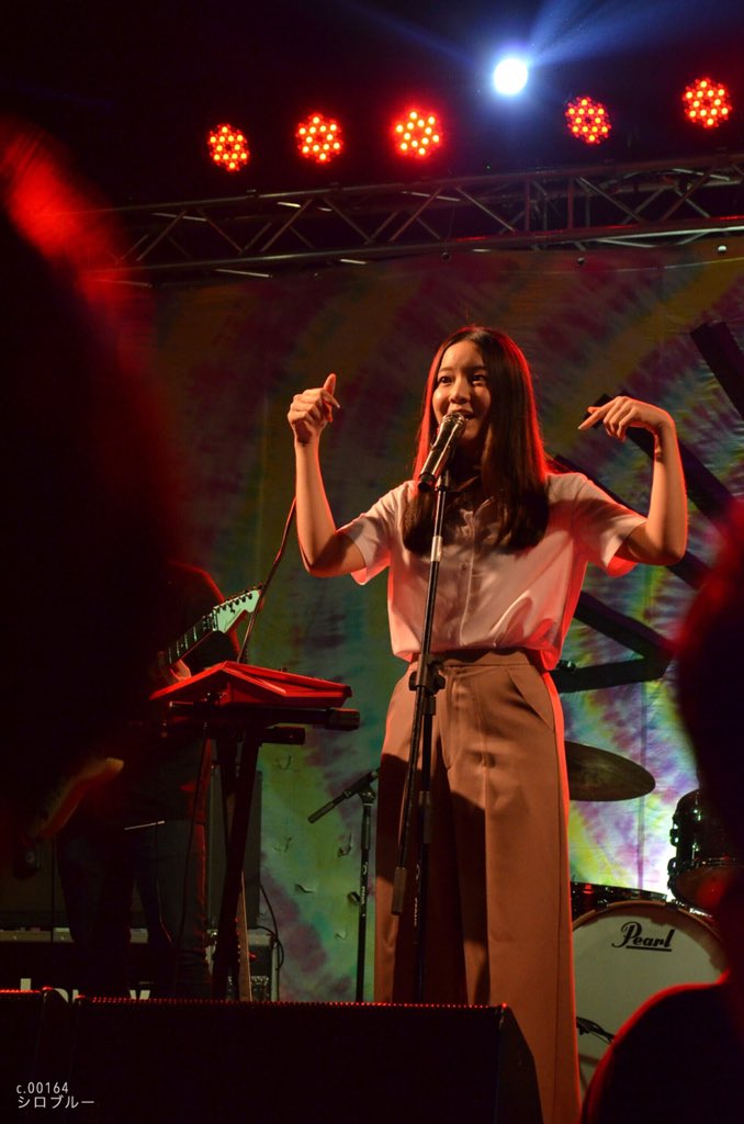 シロブルー tweet media