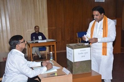 आज विधानसभा स्थित मतदान केन्द्र में राज्य सभा निर्वाचन के लिए मतदान किया।