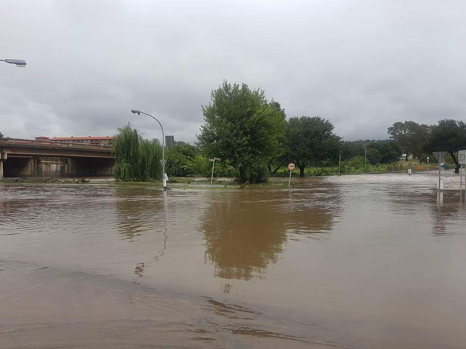 ReenvalSA's tweet photo. #Clubview #Pretoria Lourene Breedt Botha #rain #SouthAfrika @SAWeatherServic @eNCAWeather @TshwaneWeather @tWeatherSA @venter_annette @Beeld_Nuus @RekordNewspaper @pretorianews @AfricaWeather_ @JoelGuy_ @maroelamedia @SABCNewsOnline @News24 https://t.co/73VWxUyGZB