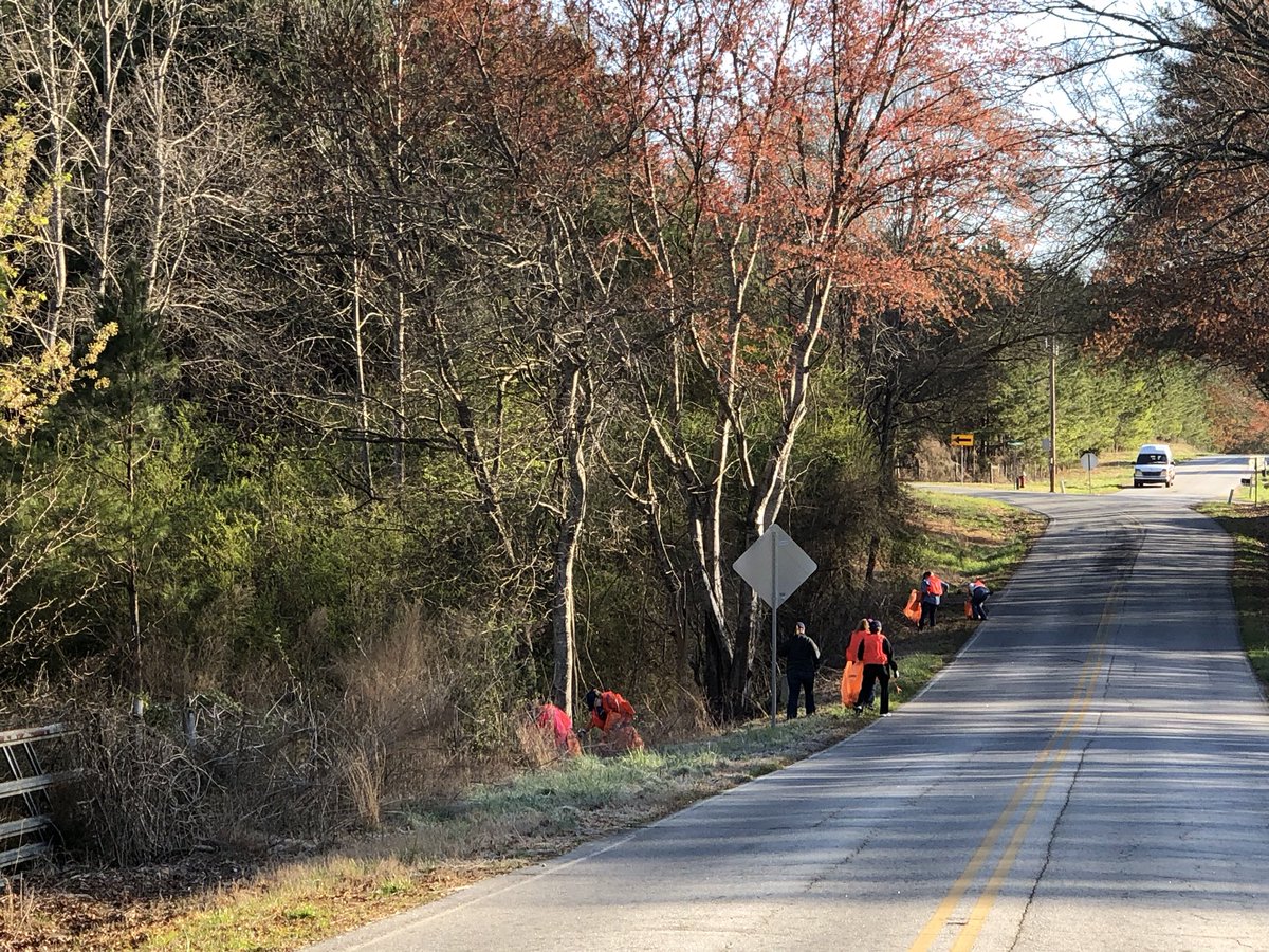 PickensCountyEM's tweet photo. Picking up litter! @PickensCountySC Employees are out picking up roadside litter throughout #PickensCountySC this morning. #TeamUpAndCleanUp #LitterTrashesEveryone https://t.co/GE32fozfQA