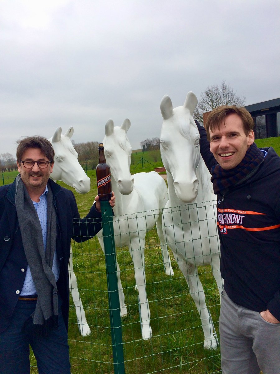 Waarom worden deze 3 paardjes door een speciale bezoeker getrakteerd op <a href="/KwaremontBier/">Kwaremont</a>??? Volgende week meer... #brengdepaardjesterug
