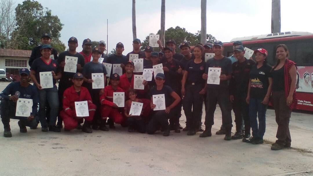 BOMBEROS_MONTAL's tweet photo. Este fin de semana se realizó el curso de Extricación  Vehícular y traslado de heridos el Instructor fue el Sargento Mosqueda del Cuerpo de Bomberos y Bomberas del Municipio Libertador queremos agradecer a este cuerpo de Bomberos por su colaboración. https://t.co/sCeJnjXt0t