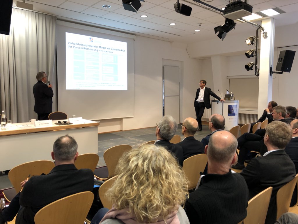Diskussionsrunde von CPKA, VPKD und DGPM zum Entgeltsystem Krankenhaus. Heute beim #PsychosomatikKongress Möglichkeiten und Kriterien der Budgetfindung sowie Ergebnisse der Personalstandserhebungen in Psychosomatischer Medizin.