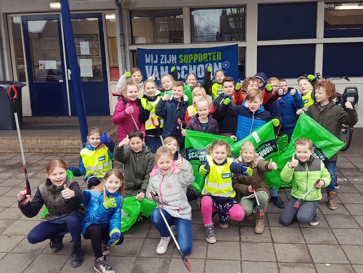 ODAschool's tweet photo. De kinderen en leerkrachten van de Odaschool hebben vandaag flink de handen uit de mouwen gestoken! Samen zorgden ze voor een schone buurt in het kader van wij zijn supporter van schoon... goed bezig dus!! #Meierijstad 
#wijzijnsupportervanschoon https://t.co/CI79yiVJsV