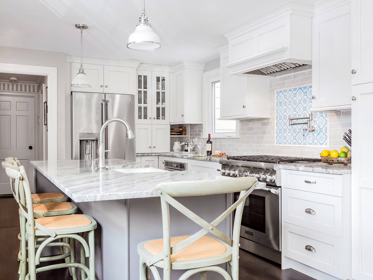 DesignTopnotch's tweet photo. #classic #openfloor #kitchen #design #traditional #transitional #timeless #functional #cooksdream #largeisland #siteline #swansondoor #quartz #lshape #opalpaint #graysubwaytile #cementmosaic #stainlesssteel #kohler #whitehaven #apronfarmsink #entertainment #bookshelf #storage https://t.co/lLmu57Ayzf
