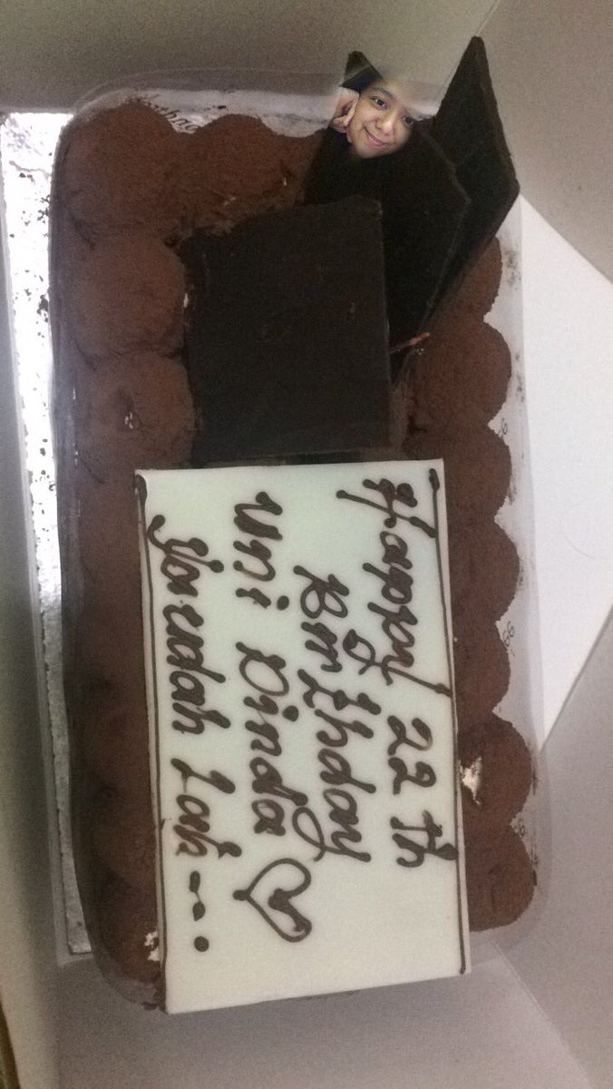 dindiss's tweet image. Walaupun hr ini libur krn minggu tenang sblm ujian dan jd nya ga ktemu tmn2. Tp so senang mereka tiba2 mengirimkan ini! Omg sgt bersyukur pny mereka❤️❤️❤️ @rezkyfph @Rakamm_ @Denabilla @Ayukamilia @profhanum ajri &amp;amp; nasi