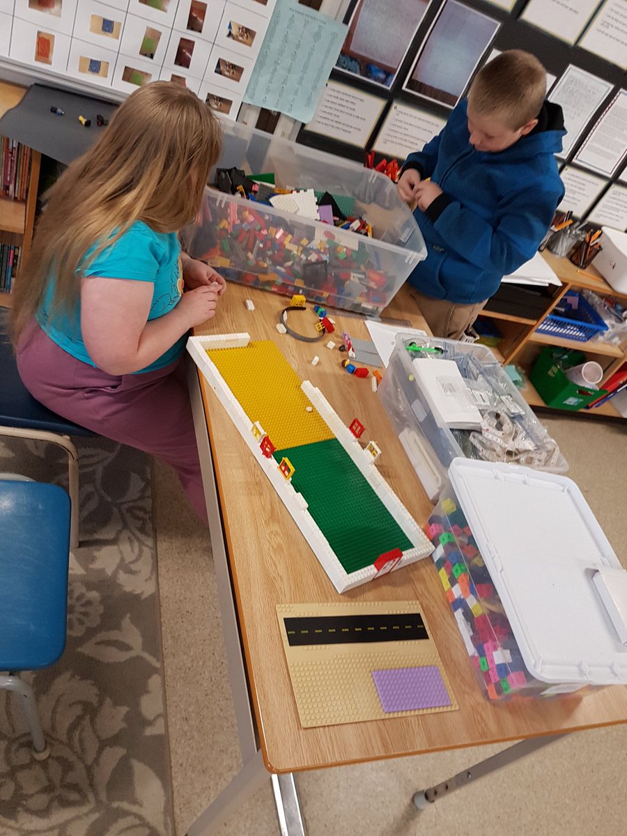 schickjennifer's tweet image. Using a scale to create models of Willy Wonka&apos;s Chocolate Factory using details from our read aloud #multiplepathways #crosscurricular #MinecraftEdu @HoughtonHornets