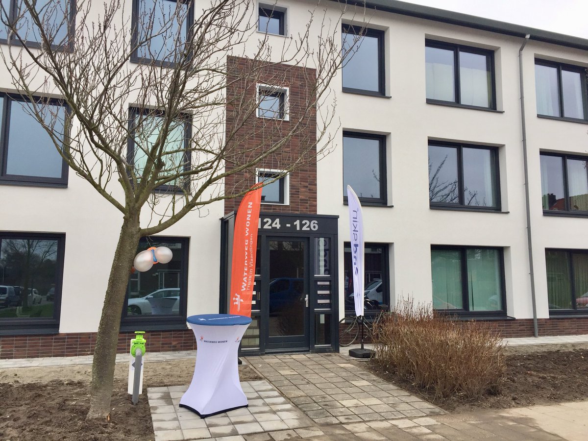 Klaar voor de feestelijke afsluiting van de Nul op de Meter gerenoveerde woningen aan de Soendalaan! <a href="/skin_2nd/">2nd skin®</a> <a href="/BIKbouw/">BIK bouw</a> #Vlaardingen #feestje #trots