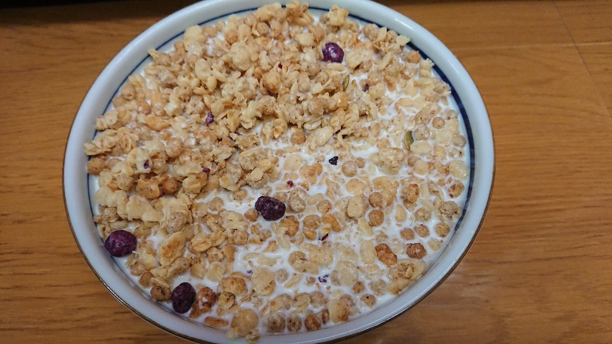 スーハー カルビーフルーツグラノーラの中で一番好き まず紫色の球体が乳酸菌味でサクサクで新鮮 そしてフルグラお馴染みの牛乳 注いだ時に下に沈むドライフルーツ含むグニグニ系の嫌 なやつがほぼない フルグラ買っても毎回そこは食べずに捨ててた自分 スーハー カルビーフルーツグラノーラの中で一番好き まず紫色の球体が乳酸菌味でサクサクで新鮮 そしてフルグラお馴染みの牛乳 注いだ時に下に沈むドライフルーツ含むグニグニ系の嫌 なやつがほぼない フルグラ買っても毎回そこは食べずに捨ててた自分