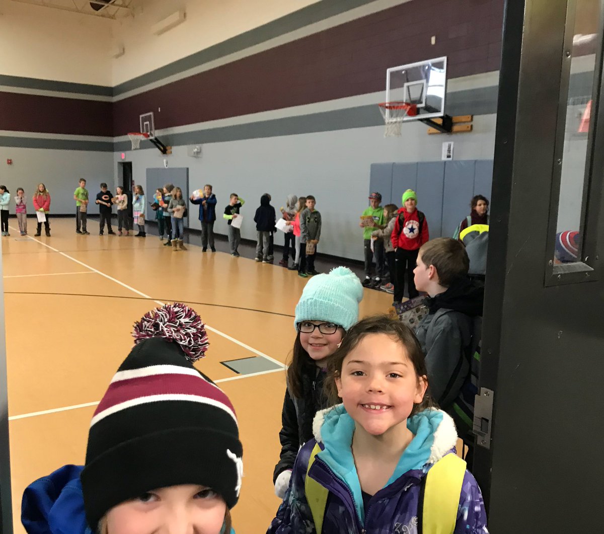 Truitt16's tweet image. This community never ceases to amaze me! Here is the line of students turning in their Jump Rope for ❤️ envelopes this morning. #recordbreakingyear