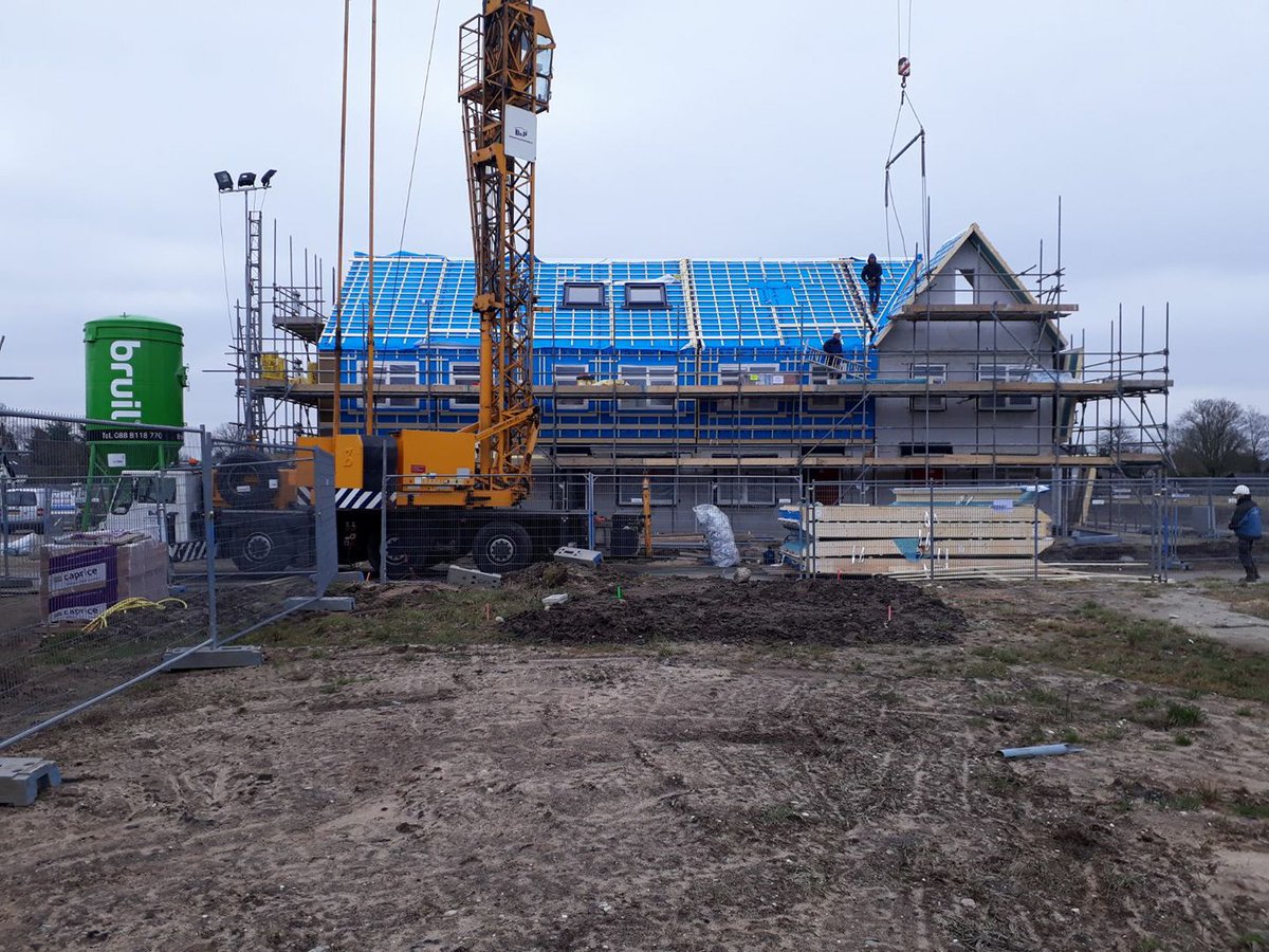 Op plan Hameinde in Loenen is bij de bouw van 11 woningen vandaag het hoogste punt bereikt.
Op blok 4 is vandaag de kap geplaatst door B&amp;P.